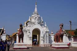 Visit Wat Phra that Hariphunchai in Lamphun