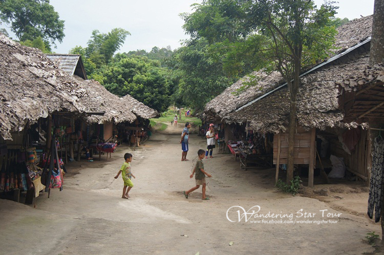 Visit Karen long neck tribe who wear brass neck-ring where you will meet The Karen Long Neck (Padaung) Akha and Lahu at this village