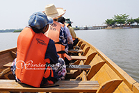 The sculling boats to take tourists to Wat Tilok Aram Temple