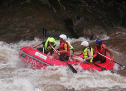 Join our professional team for a superb whitewater rafting adventure o­n the Mae Tang river