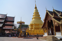 Visit Wat Phra that Hariphunchai in Lamphun