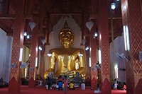 at Si Khom Kham, Locals call this temple “Wat Phrachao Ton Luang”, after the principal Buddha image hosted in the temple. The famous seated statue has a 14-meter lap and a height of 16 meters,