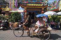 Take a rickshaw ride to visit Tha Phae Gate 